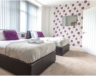 Hamilton Grace Apartments - Wessex Court - Swindon - Bedroom