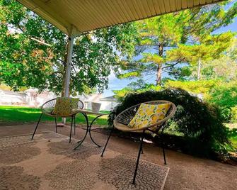 Mid-Century Modern Themed Surf House - Vermilion - Patio