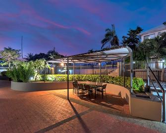 Sunshine Tower Hotel - Cairns - Patio
