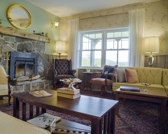 Chanterelle Inn & cottages - Dalem Lake - Living room