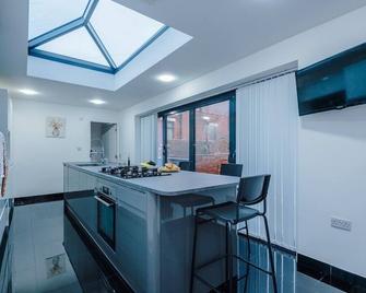 Luxury 6 Bedroom with Cinema & gym in Manchester, UK - Rochdale - Kitchen
