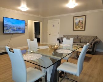 Oscar Inn & 2bd Suite up to 6 people private - Abbotsford - Eetruimte