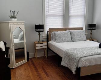 3-bedroom/2 Bath house in charming Thunderbolt, GA. Come and enjoy your stay. - Savannah - Bedroom