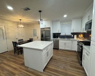 A Home Away From Home - Rest, Relax, & Enjoy - Alexandria - Kitchen