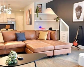 Downtown Luxury - 1.6m Walk to Downtown Nash! - Pleasant View - Sala de estar