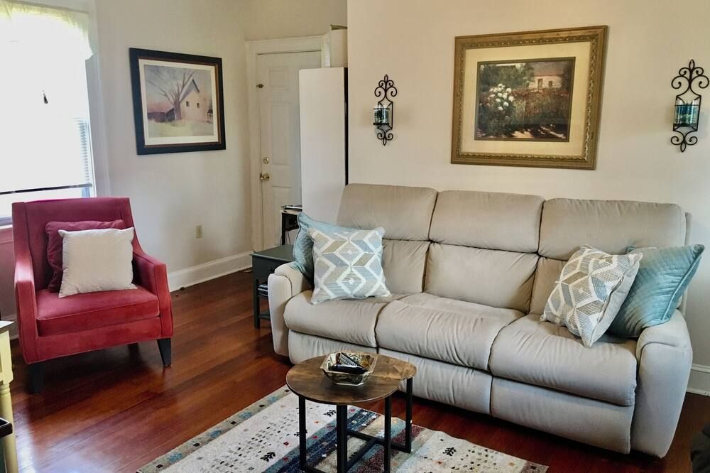 Lovely, bright 1st fl, 1bd, fully furnished and accessorized small apartment