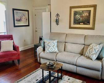 Lovely, bright 1st fl, 1bd, fully furnished and accessorized small apartment - Norwood