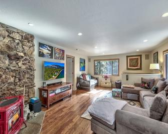 Bright, airy home near lake and skiing. - Tahoe Vista - Living room
