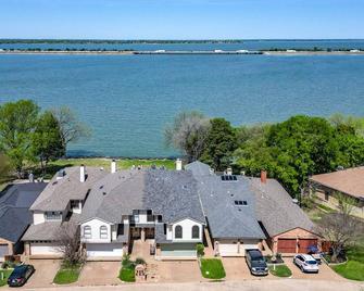 Lake Ray Hubbard - Luxury Lakeside Home Located in Chandler's Landing - Rockwall - Rockwall - Building