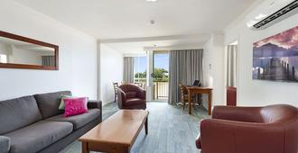 Burnett Riverside Hotel - Bundaberg - Living room