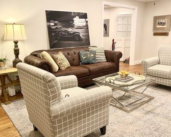 The Cottage By Mtsu - Murfreesboro - Living room