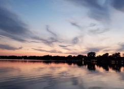 Nautical Nic's Cozy Lakefront Cottage - Lakeland - Outdoor view