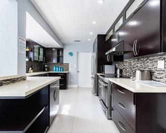 Villa Aura Heated Pool 4 Bedrooms 5 minutes to the Ocean - Fort Lauderdale - Kitchen