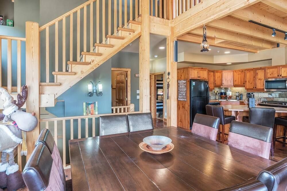 Forest Lane Hideaway - Luxurious Family Friendly Home with Private Hot Tub - Big White - Comedor