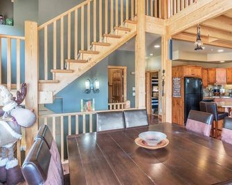 Forest Lane Hideaway - Luxurious Family Friendly Home with Private Hot Tub - Big White - Comedor