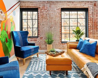 Alex Pangburn Suite 212 - Denver - Salon