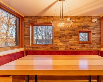 Luxe Lakefront Estate near Minneapolis, Hot Tub, Sauna, Kayaks, Sleeps up to 20 - Baldwin - Comedor