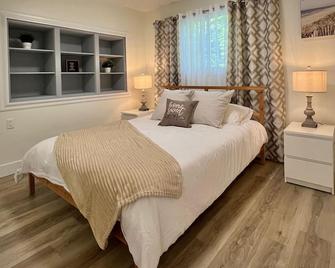 Hillside Hideaway - Up By The Ravine w/ 5 Minute Walk to Little Beach - Port Stanley - Habitación