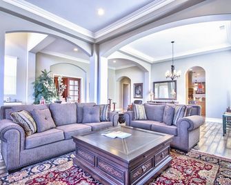 Private Single Level Hill Top Estate On 5 Acres- 20 Min To Old Town Temecula - Murrieta - Living room