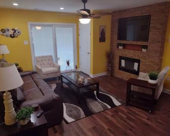 The \'Kingsdale\' 2 Bedrooms - Franklin - Вітальня