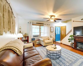 Walk to Owasco Lake: Auburn Home w/ Hot Tub - Auburn - Soggiorno