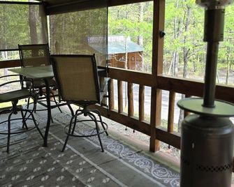 The True Eagle Cabin - Mena - Balcony