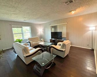 Cozy 1x1 Retro Escape - East Htx - יוסטון - סלון