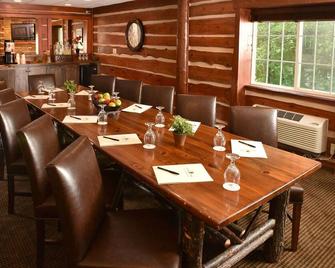 Johnston Retreat: Enjoy On-site Bearly's Bar in Our Rustic-Themed Stay, Parking - Johnston - Restaurace