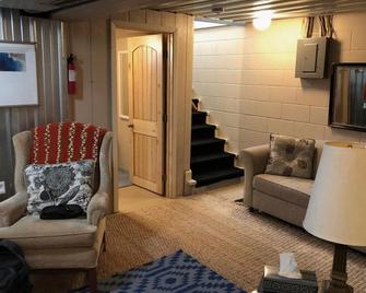 Battle Lake home perfect for groups! Sleeps 10+, on bike trail by public beach. - Battle Lake - Sala de estar
