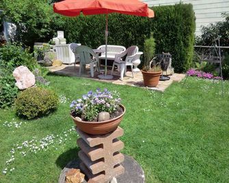 Family-friendly accommodation; 3 Bedrooms - Nohfelden - Innenhof