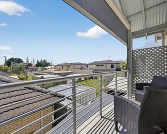3-Bedroom Escape with Outdoor Living Area - Mandurah - Balcone