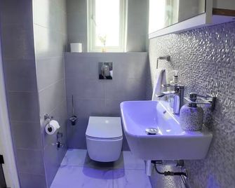 House - Sleeps 16, Parking, Pets Allowed & Jacuzzi - Farnborough
