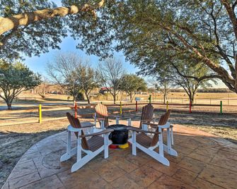 Private Pool Spacious and Vibrant Argyle Villa! - Northlake - Patio