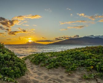 Waiohuli Beach Hale D-114 Oceanfront Complex with Garden View, Steps to Beach - Kihei - Playa