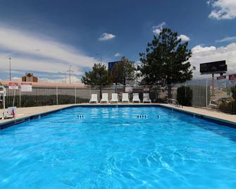 Motel 6 Albuquerque Midtown - Alburquerque - Piscina