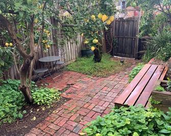 Collingwood workers cottage with courtyard garden, close to everything! - Collingwood - Патіо