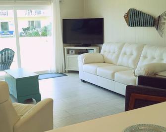 Beachfront condo newly renovated steps from the beach & centrally located - Saint Augustine Beach - Living room