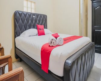 RedDoorz Syariah near Stadion Maulana Yusuf - Serang City - Camera da letto