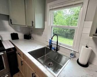 Cozy Red Door Cottage - 5 mins from Casino - Danville - Kitchen