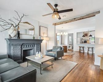 2br Bungalow Plaza & Uptown Private Yard #09 - Oklahoma City - Living room