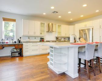 4 Mi to UC Davis: Updated Family Home! - Davis - Kitchen