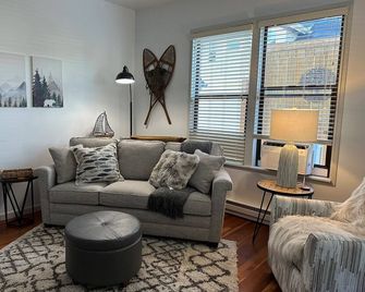 Downtown Snoqualmie Home - Hot Tub, Fully Fenced Yard - Pet Friendly! - Snoqualmie - Sala de estar