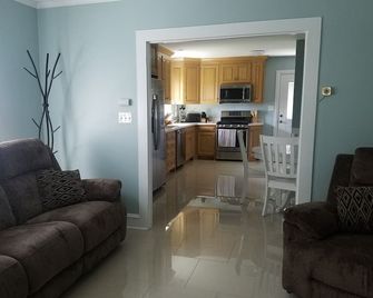Pet Friendly - Close to Berlin, Assateague Island Parks and Ocean City Beaches. - Berlin - Living room