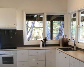 Lakefront Cabin Amid the Rolling Valley Hills in Taylor Bay, Victoria - Eildon - Cocina