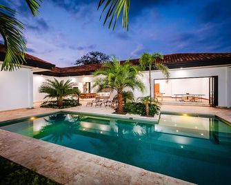 Brand new modern luxury home, pool, beach club membership, daily housekeeping - San José Pinilla - Piscina