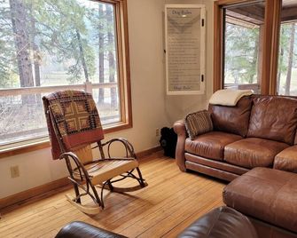 Methow Dog Cabin-Dog Friendly home between Winthrop&Mazama! - Winthrop - Wohnzimmer