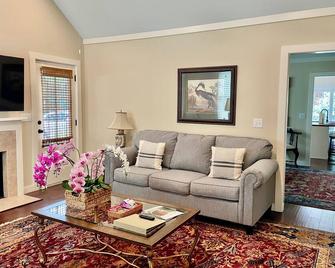 Recently renovated & beautifully decorated home close to downtown Moultrie! - Moultrie - Living room