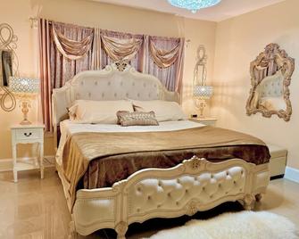 Gorgeous, Stylish, Spacious Duplex with Regal Vibes - Brooklyn