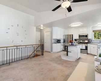New Modern w Hot Tub | Salt Lake City | Taylorsville - Salt Lake City - Kitchen