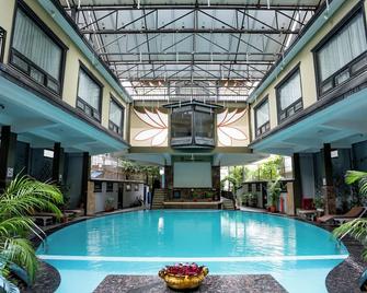 Hotel Sarowar - Pokhara - Zwembad